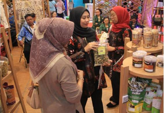 Stan pameran produk UMKM dengan pengunjung