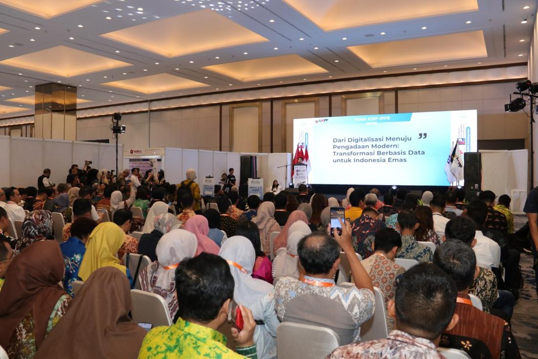 Ruang pleno penuh peserta dengan layar bertema transformasi pengadaan berbasis data